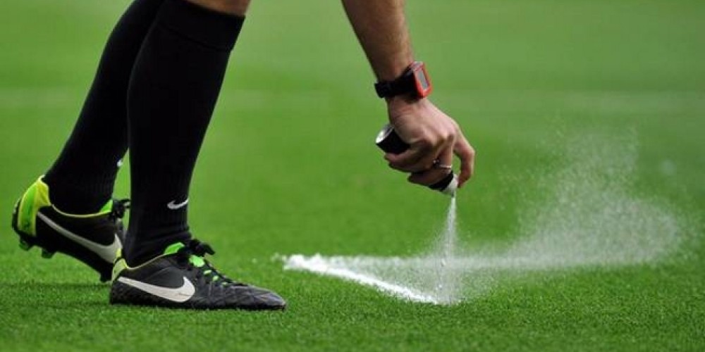 La Bundesliga prohibió el spray de los tiros libros y su creador lo defiende
