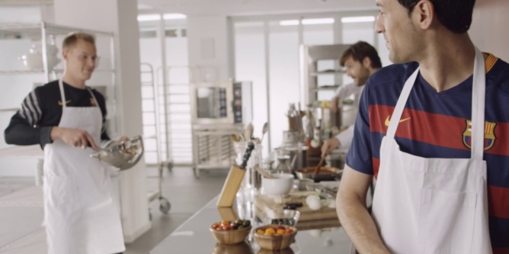 Los jugadores del Barcelona pasan de futbolistas a masajistas, cocineros y m&aacute;s junto a Allianz