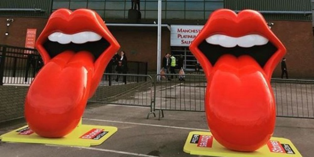Previo a su gira europea, la icónica lengua de los Rolling Stones se instala en los principales estadios