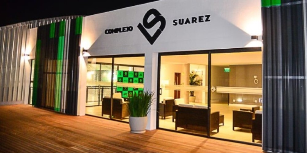 Luis Su&aacute;rez inaugur&oacute; su complejo deportivo en Uruguay