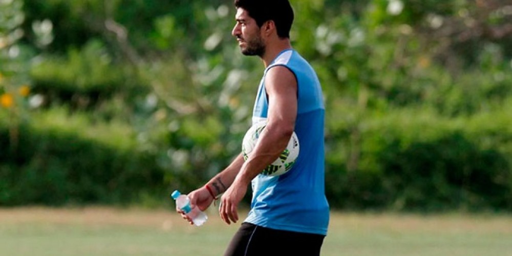 El acuerdo entre m&eacute;dicos del FC Barcelona y Uruguay que determinar&aacute; la titularidad de Su&aacute;rez 