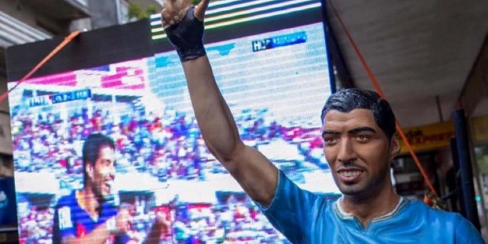 Luis Su&aacute;rez ya tiene su estatua tama&ntilde;o real en Uruguay