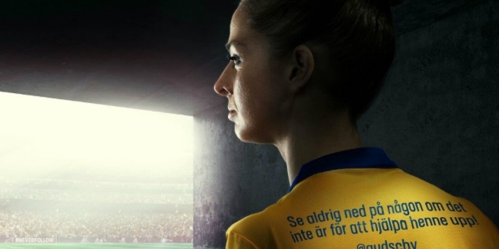 Suecia recibe apoyo por mostrar mensajes feministas en sus camisetas