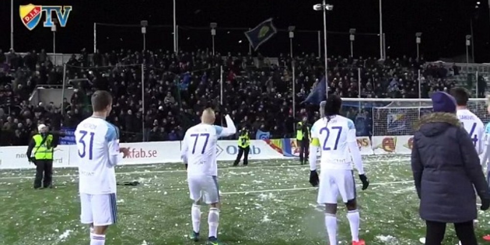 Un club celebró un triunfo con una batalla de bolas de nieve con los hinchas