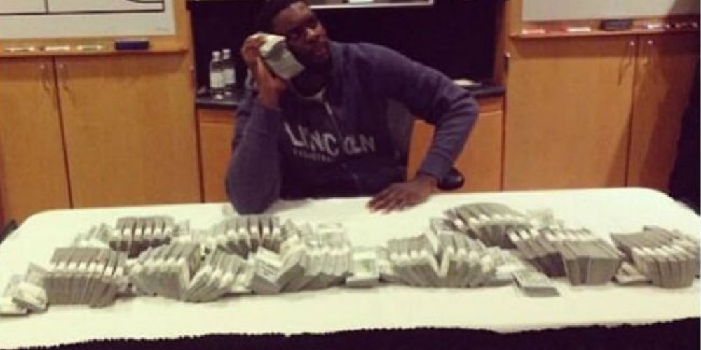 ​Gana casi un mill&oacute;n de d&oacute;lares, y se fotografi&oacute; con su sueldo