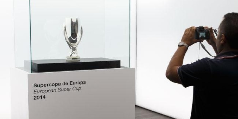 El Real Madrid ya expone la Supercopa en sus vitrinas del Bernabeu