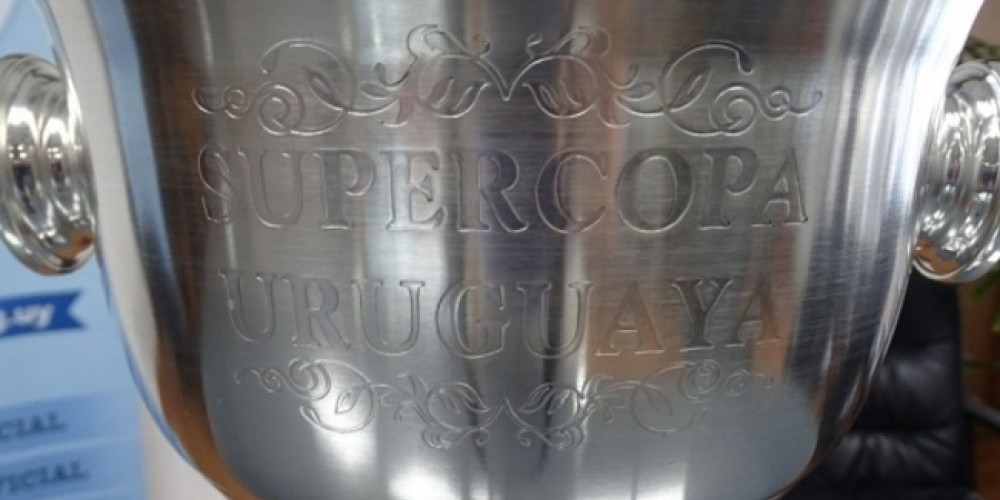 La Supercopa Uruguaya presentó su trofeo