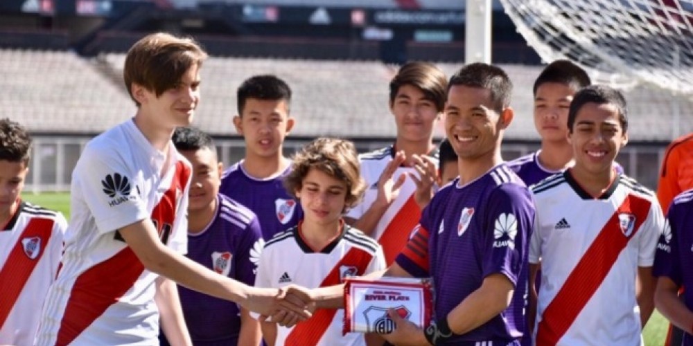Los chicos tailandeses rescatados de la cueva visitaron el Monumental y jugaron un partido con los juveniles de River