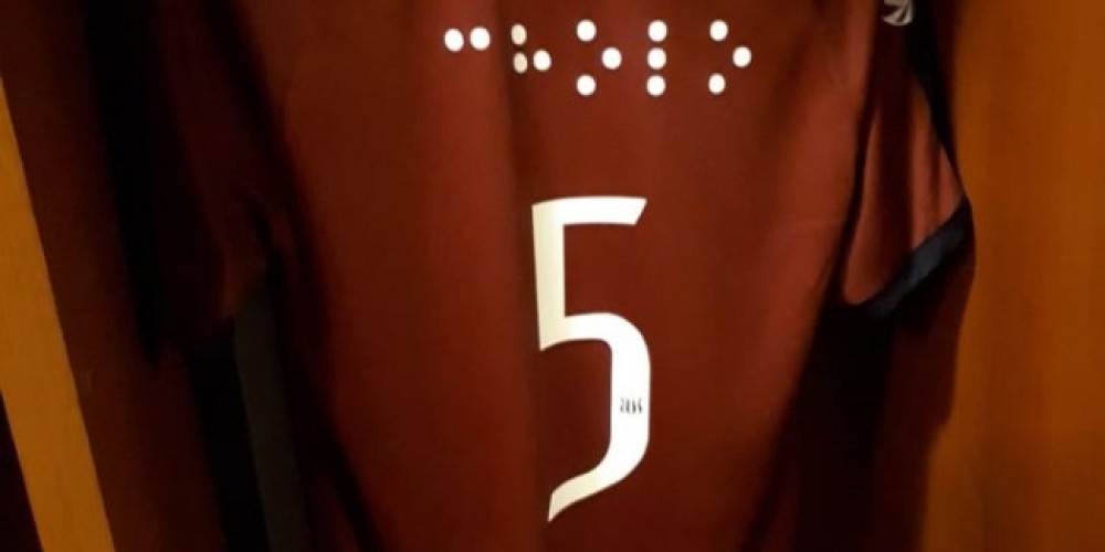 Talleres homenajea a las personas no videntes mediante camisetas de juego en braile