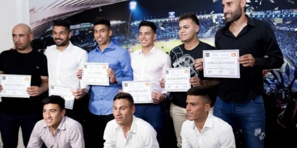 Talleres gradu&oacute; a futbolistas, juveniles y miembros del cuerpo t&eacute;cnico en su estadio