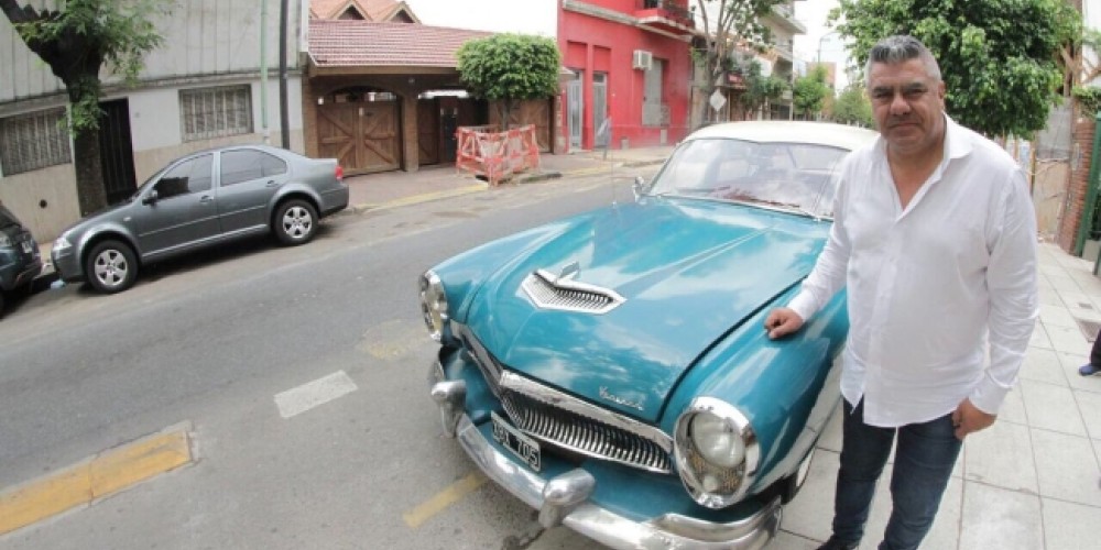 El auto de Perón que Ulises Bueno le regaló al “Chiqui” Tapia en agradecimiento