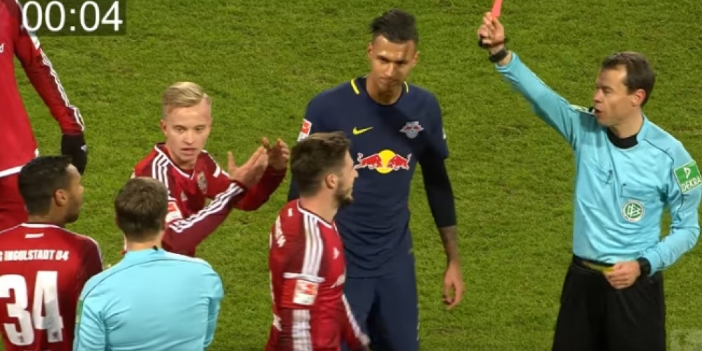 Récord: un árbitro sacó tarjeta cinco veces en doce segundos