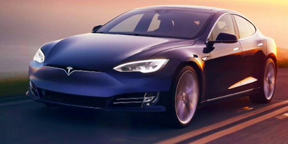 Tesla prepara autos capaces de hablar con los peatones