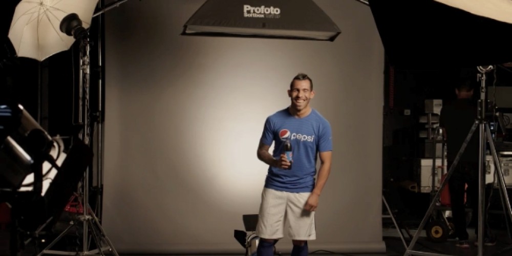 Carlitos Tevez mostr&oacute; su alegria y su baile en el Desaf&iacute;o Pepsi