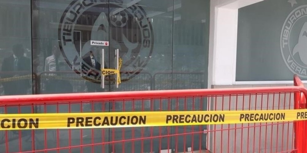 Ins&oacute;lito: Convocaron a un cura para ahuyentar la mala suerte y termin&oacute; incendiando el vestuario