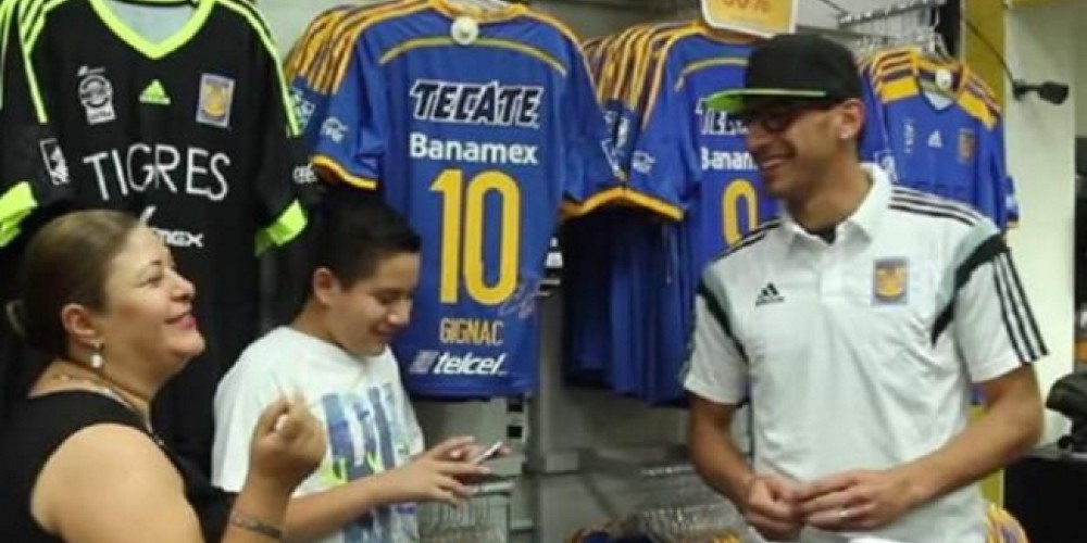 El Patón Guzmán sorprendió a los hinchas como vendedor en la Tienda de Tigres