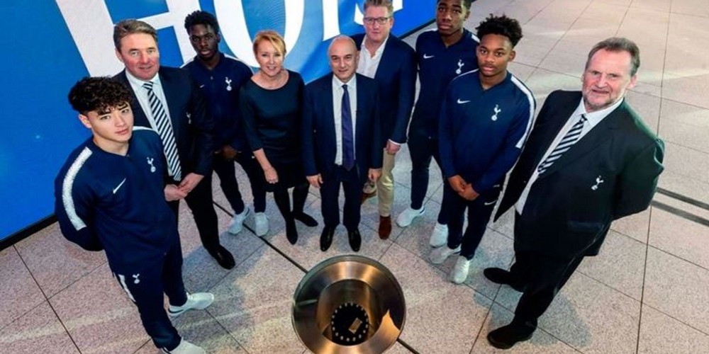 Tottenham enterr&oacute; una c&aacute;psula del tiempo en su nuevo estadio, &iquest;qu&eacute; cosas guardaron en ella?