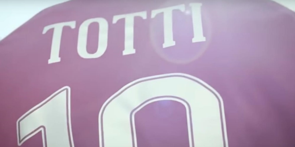 Totti presenta la camiseta especial de la AS Roma para el derby