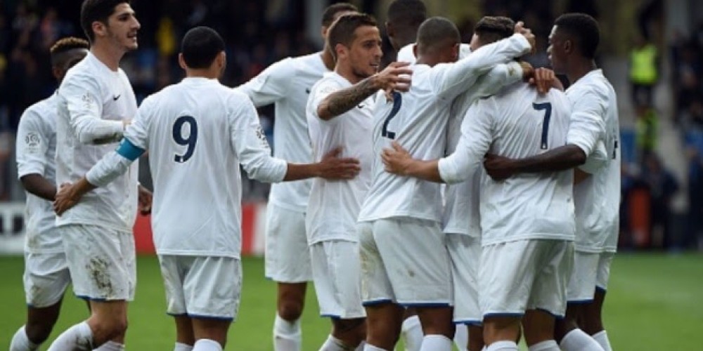 Un club debi&oacute; comprar camisetas de otra marca horas antes de su partido