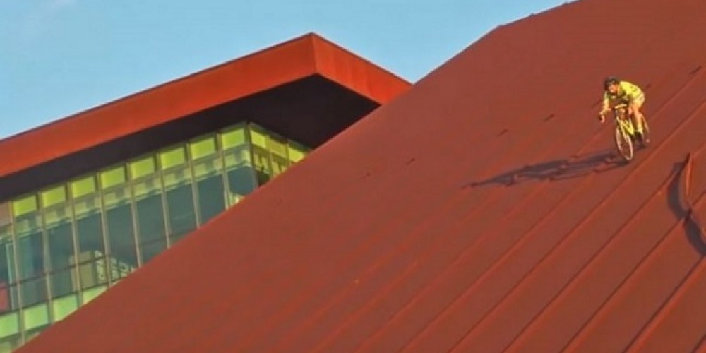 El italiano Brumotti sorprendi&oacute; pedaleando en el techo de un edificio durante el Tour de San Luis