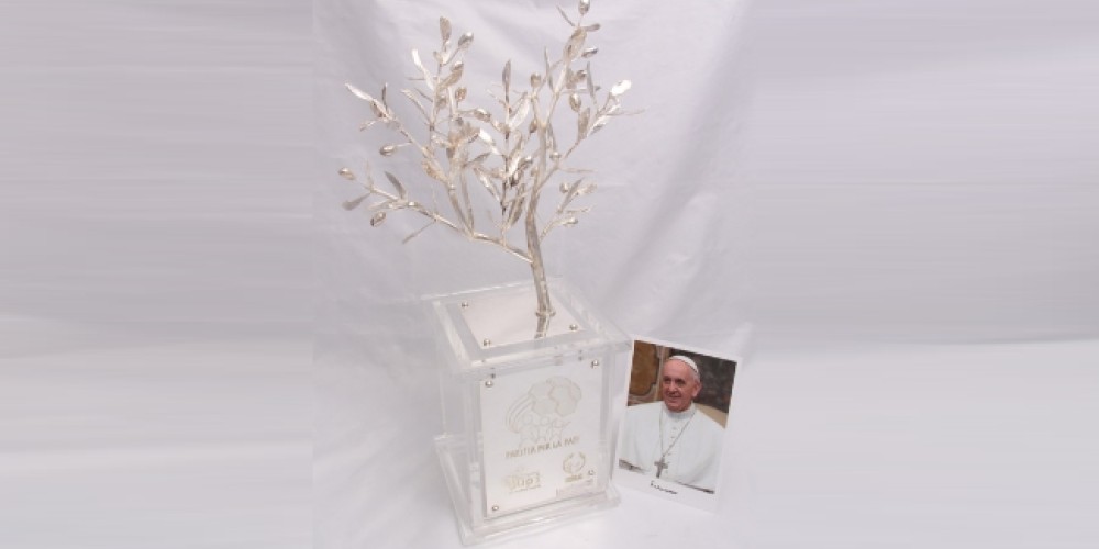 As&iacute; es el trofeo del &ldquo;Partido por la Paz&rdquo; del Papa Francisco en Roma