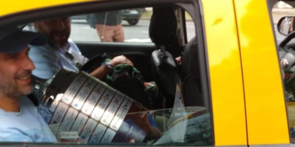 La verdadera historia detrás del trofeo de la Copa Libertadores en un taxi