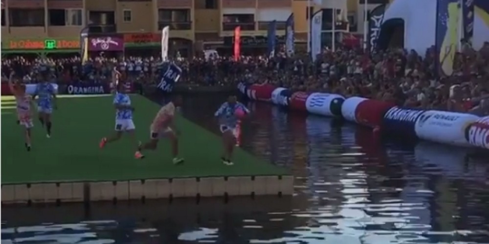 Increíble: la cancha de rugby flotante en donde un try se anota de ‘palomita’ al Mediterráneo