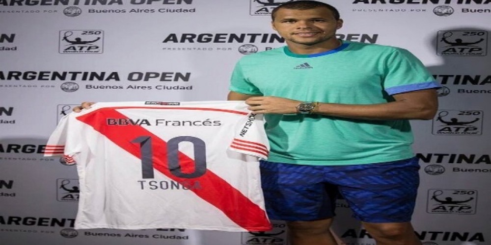 Tsonga se fotografi&oacute; con la camiseta de River