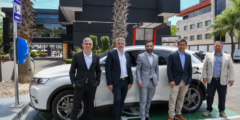 DS Automobiles instaló la primera estación de carga de vehículos electrificados en un local de McDonalds