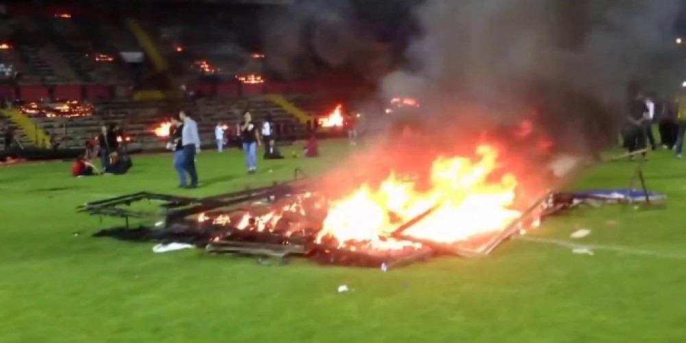 Un equipo turco descendió y los hinchas incendiaron el estadio