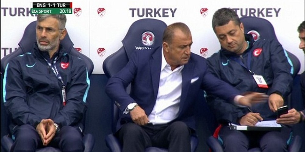 Un entrenador le mostró un error al árbitro con su Smartphone