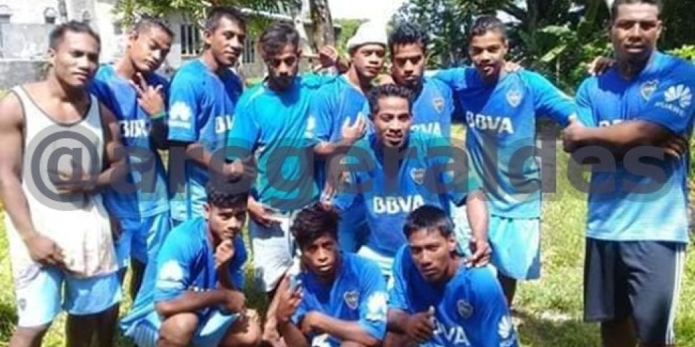 El equipo de Tuvalu que compite con el uniforme y sponsors de Boca