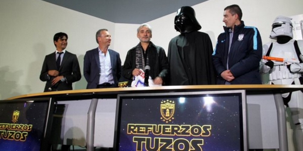 El Pachuca present&oacute; a un nuevo jugador vestido de Darth Vader