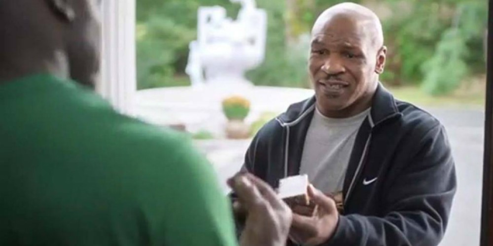 Mike Tyson le devuelve la oreja a Evander Holyfield