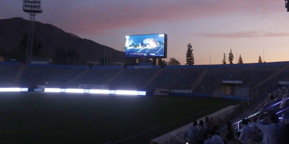 Universidad Cat&oacute;lica inaugur&oacute; la pantalla m&aacute;s moderna en un estadio de f&uacute;tbol de Chile 
