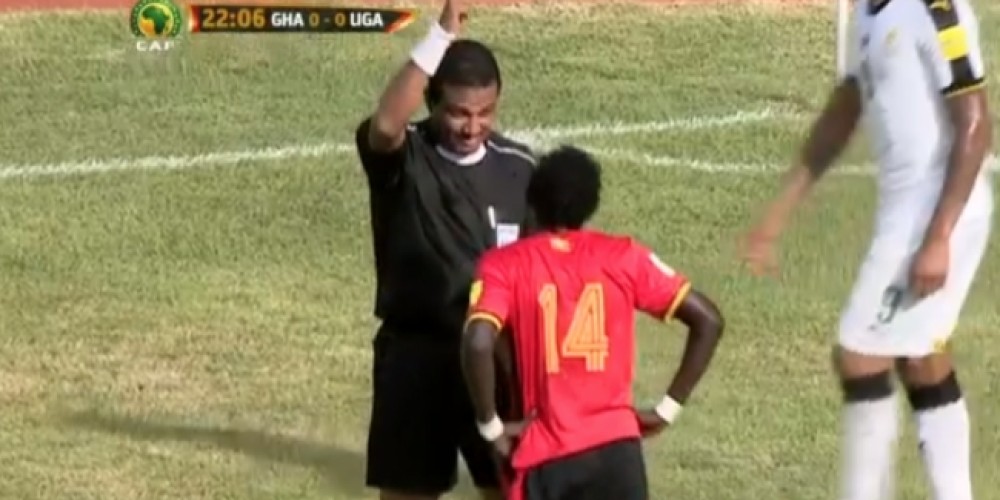 Insólito: un árbitro mostró una tarjeta invisible en las Eliminatorias de África
