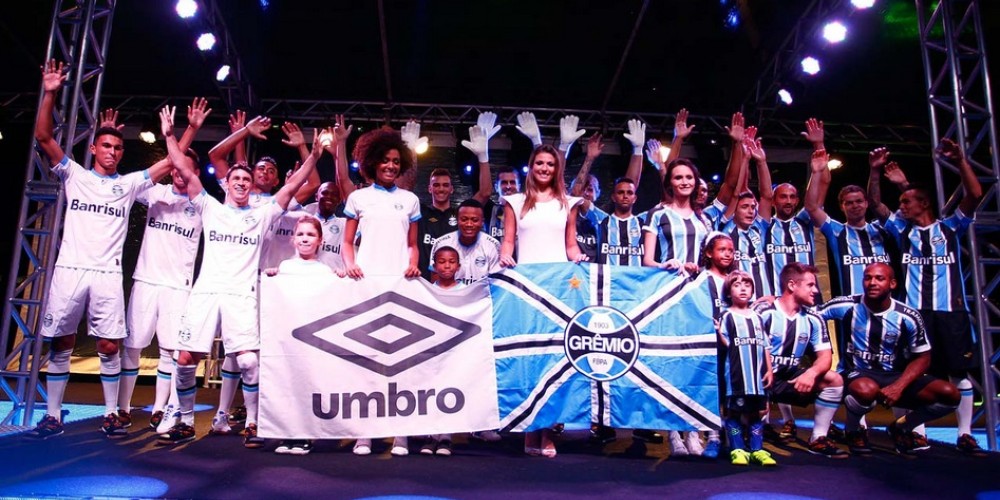 Umbro present&oacute; la nueva indumentaria de Gremio
