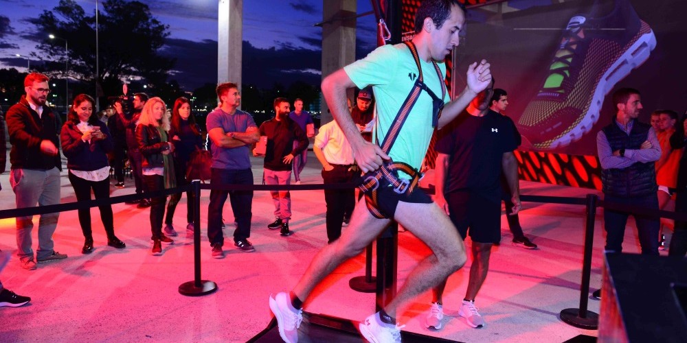 Infinite Race: Under Armour present&oacute; las nuevas zapatillas HOVR Infinite con Bluetooth