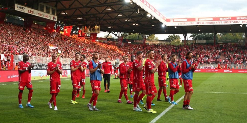 El club alem&aacute;n que quiere jugar un amistoso con 3.000 hinchas y testearlos a todos 