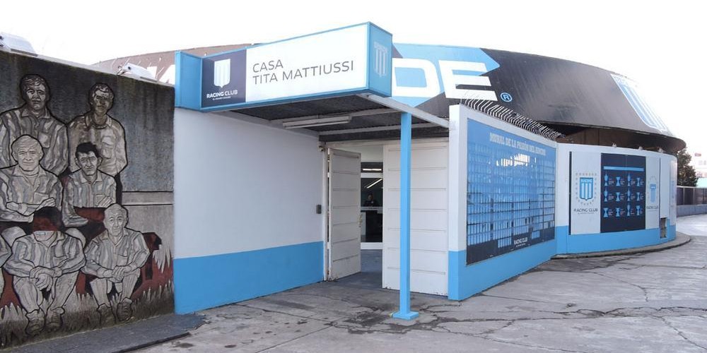 Universal Assistance don&oacute; equipos de computaci&oacute;n al hogar de Racing