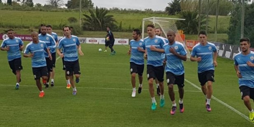 Los jugadores de Uruguay decidieron entrenar sin sponsors en sus camisetas