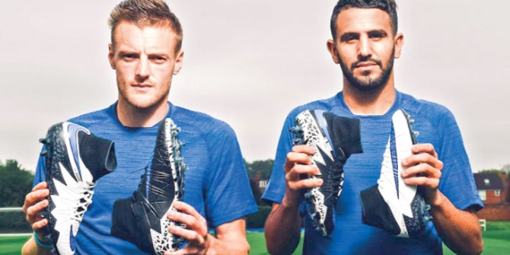 Nike homenaje&oacute; a Vardy y Mahrez, estrellas del Leicester, con botines especiales
