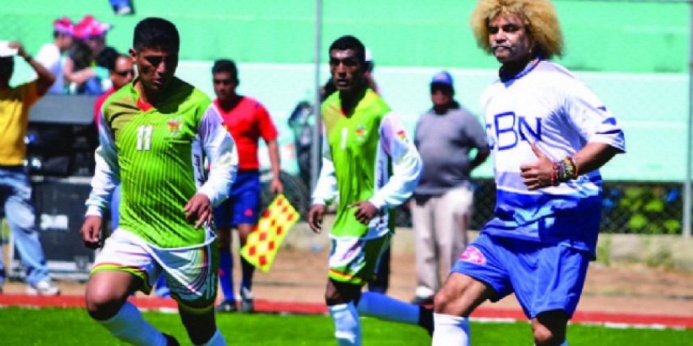 Valderrama volvi&oacute; al f&uacute;tbol para inaugurar una cancha en Bolivia