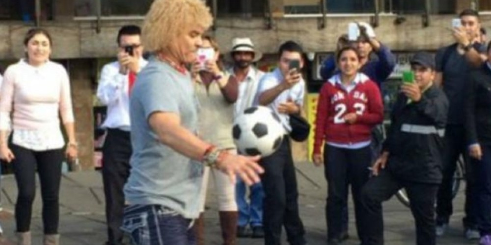 El &ldquo;Pibe&rdquo; Valderrama hizo jueguitos en un sem&aacute;foro y junt&oacute; algunas monedas