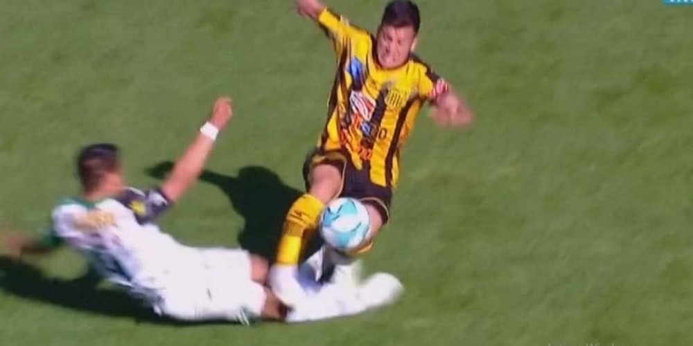 F&uacute;tbol argentino: el &aacute;rbitro que improvis&oacute; su propio VAR