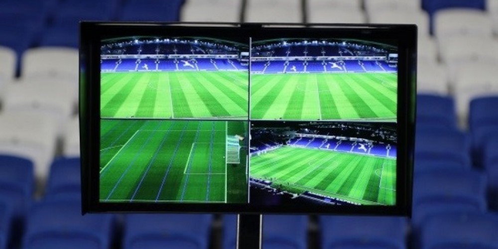 La Premier League realizó pruebas para decidir si incluye o no el VAR