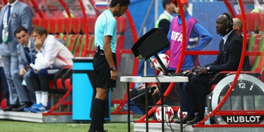 Pese a la pol&eacute;mica, una de las mejores ligas del mundo implementar&aacute; el VAR para 2018