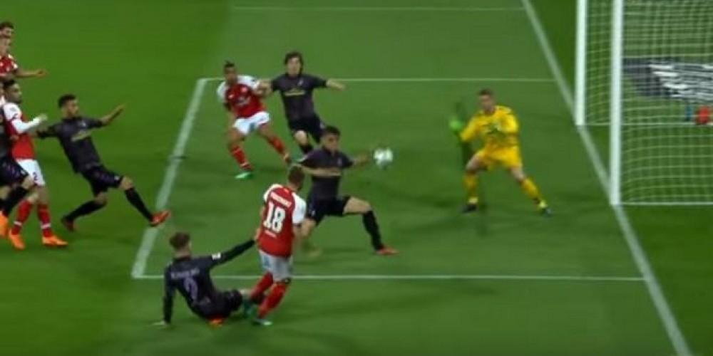 El &aacute;rbitro hizo volver del vestuario a los jugadores para patear un penal tras utilizar el VAR