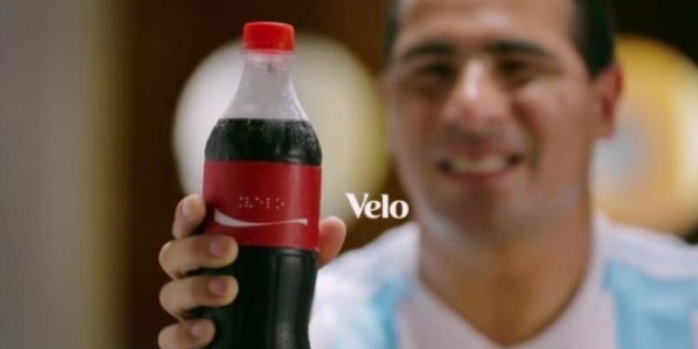 Coca-Cola le entreg&oacute; botellas escritas en braille a &ldquo;Los Murci&eacute;lagos&rdquo;