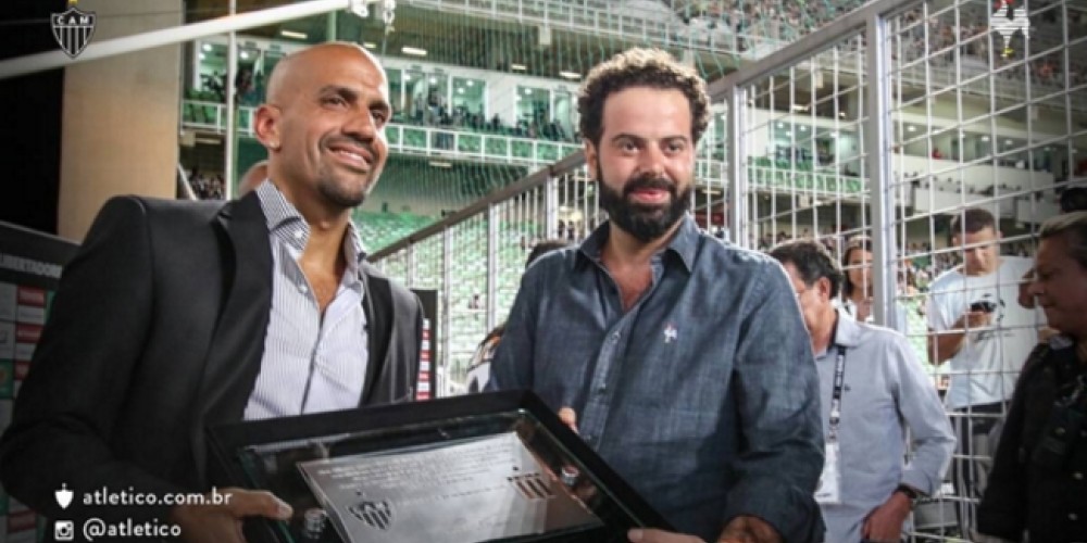 Atl&eacute;tico Mineiro homenaje&oacute; a Ver&oacute;n por haberle ganado a Cruzeiro en 2009